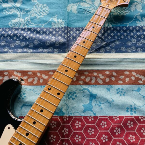 Alternative view of Guitare électrique Country Professional stratocaster black (1970, Japan), vibrato