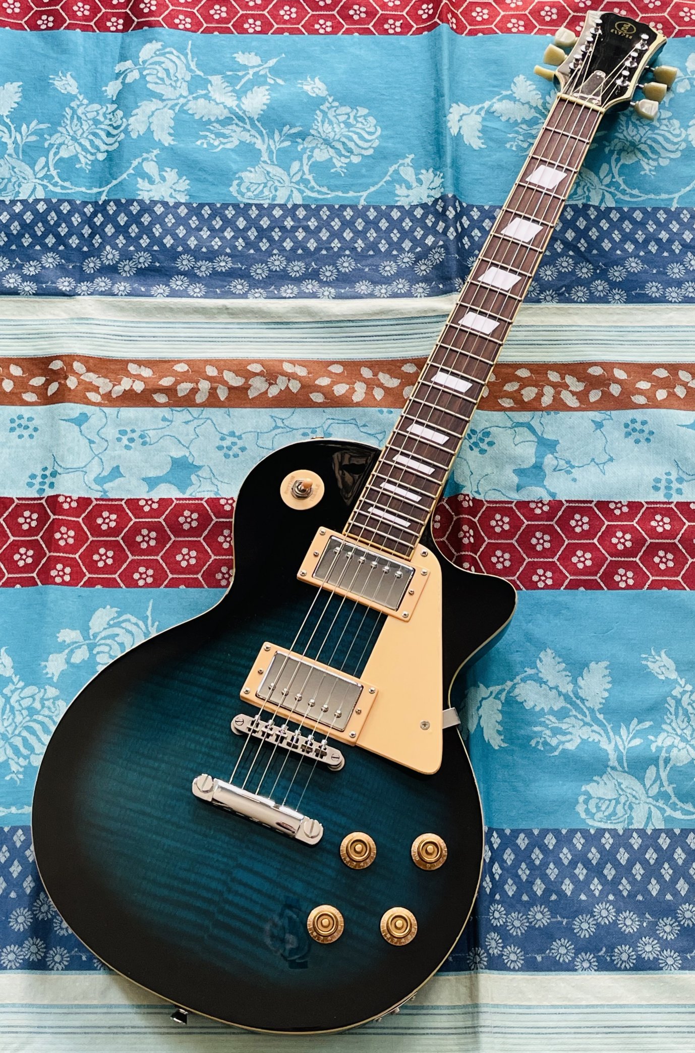 Guitare électrique Elypse Les Paul transparent blue, sangle Elypse STB2004 BK, réglée Thébé Lutherie (mai 2026)