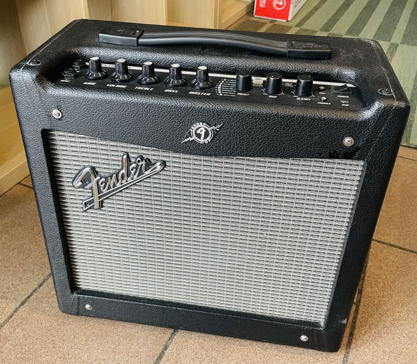 Ampli guitare Fender Mustang 1 V2 n°CGPF19011907, alim