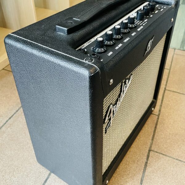 Alternative view of Ampli guitare Fender Mustang 1 V2 n°CGPF19011907, alim