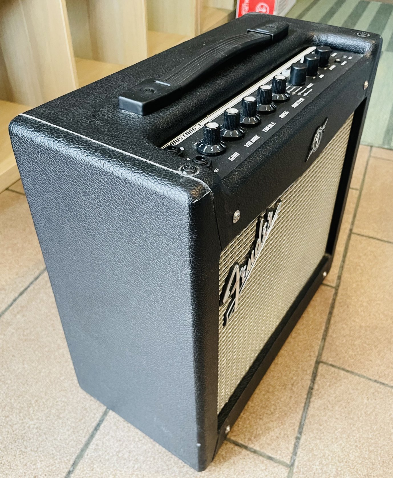 Ampli guitare Fender Mustang 1 V2 n°CGPF19011907, alim – Image 2