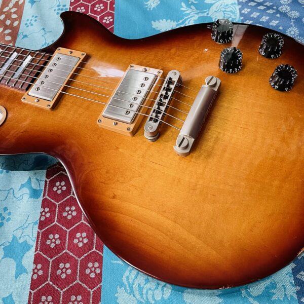 Alternative view of Guitare électrique Gibson Les Paul 100 ans Desert Burst n°150041183 (2015, USA), modèle LPST15DBQN, étui Gibson, sillet d’origine, facture d’achat Guitar Shop