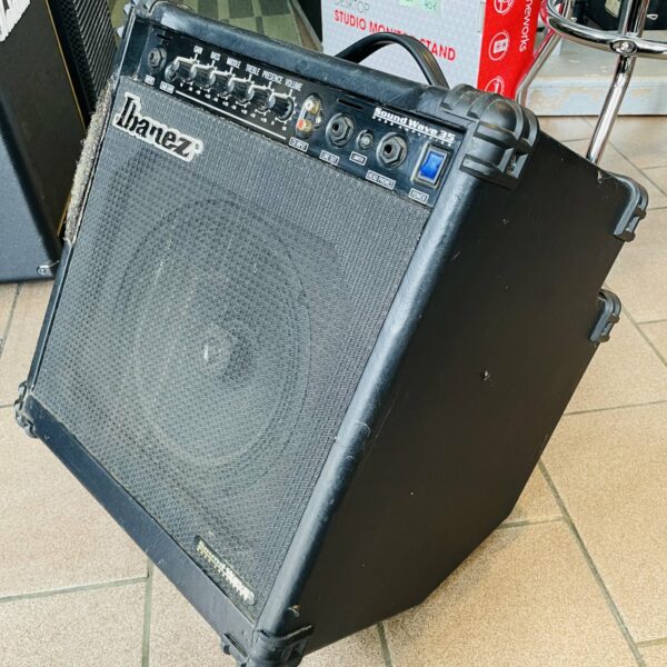 Alternative view of Ampli basse Ibanez Soundwave SW35 n°S070803079, 35W