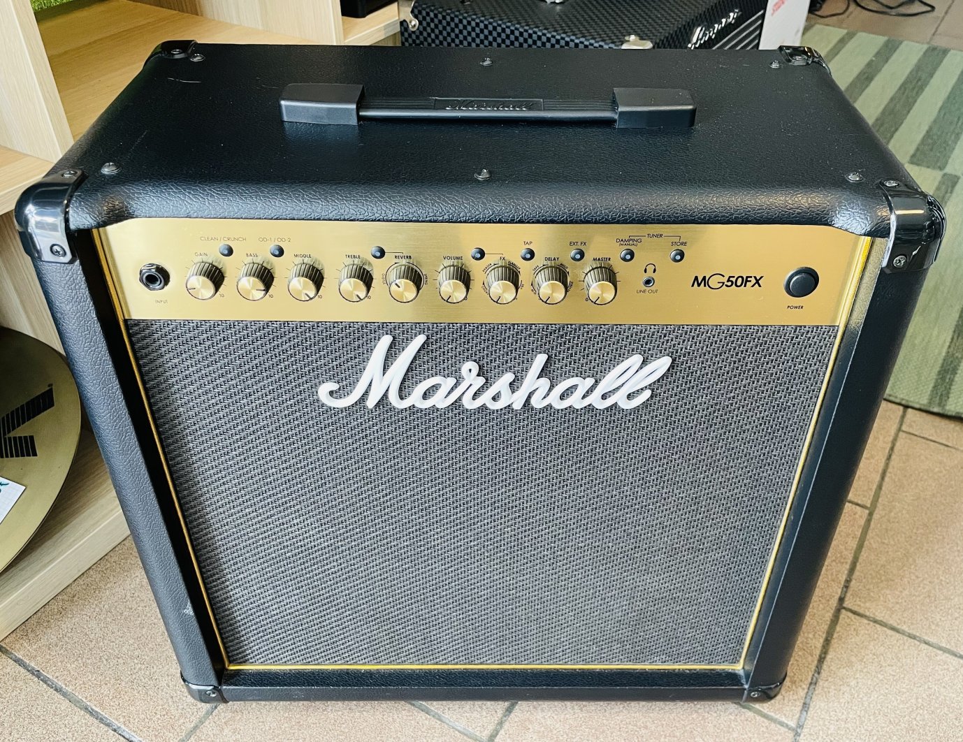 Ampli guitare Marshall MG50DFX n°V0115110E2, alim, footswitch Marshall