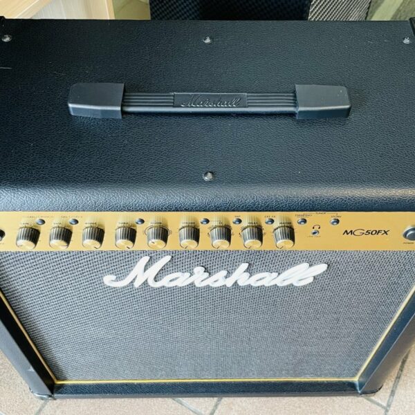 Alternative view of Ampli guitare Marshall MG50DFX n°V0115110E2, alim, footswitch Marshall