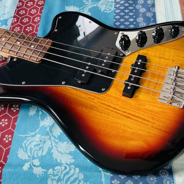 Alternative view of Basse électrique active Squier Jaguar Bass Vintage Modified sunburst 3 tone n°ICS17301280