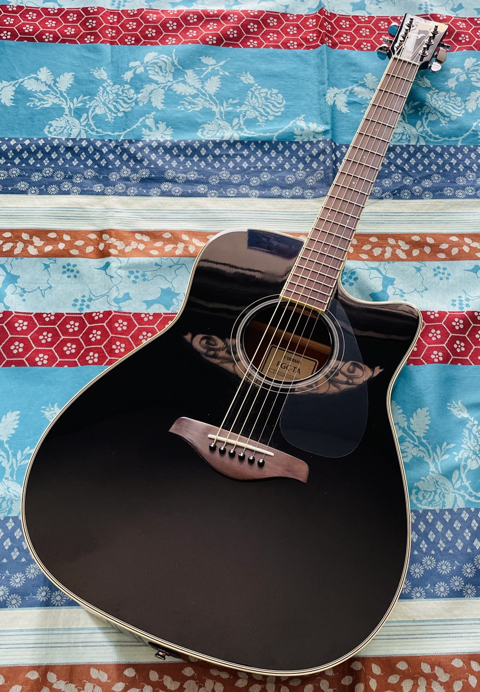 Guitare électro-acoustique Yamaha TransAcoustic FGC-TA n°IKL211523, housse Tobago