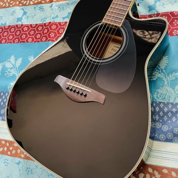 Alternative view of Guitare électro-acoustique Yamaha TransAcoustic FGC-TA n°IKL211523, housse Tobago