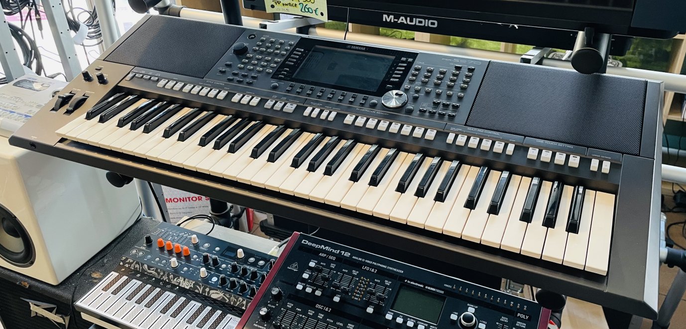 Clavier arrangeur Yamaha PSR-S970 n°ECWN01232, carton d'origine, porte partition, alim, notice