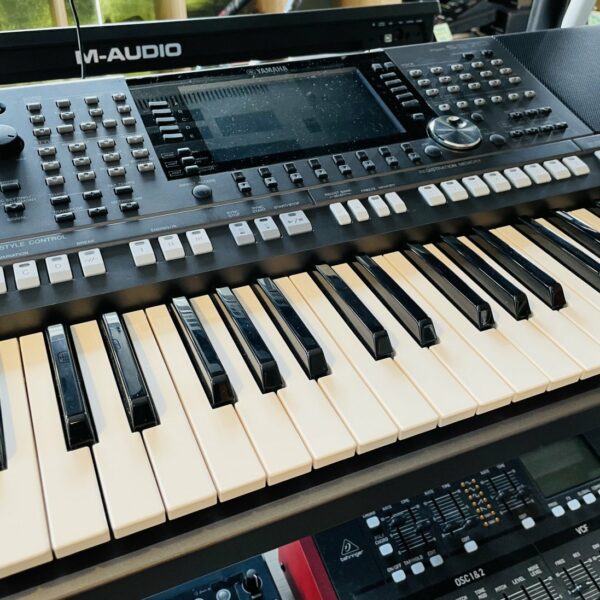 Alternative view of Clavier arrangeur Yamaha PSR-S970 n°ECWN01232, carton d'origine, porte partition, alim, notice