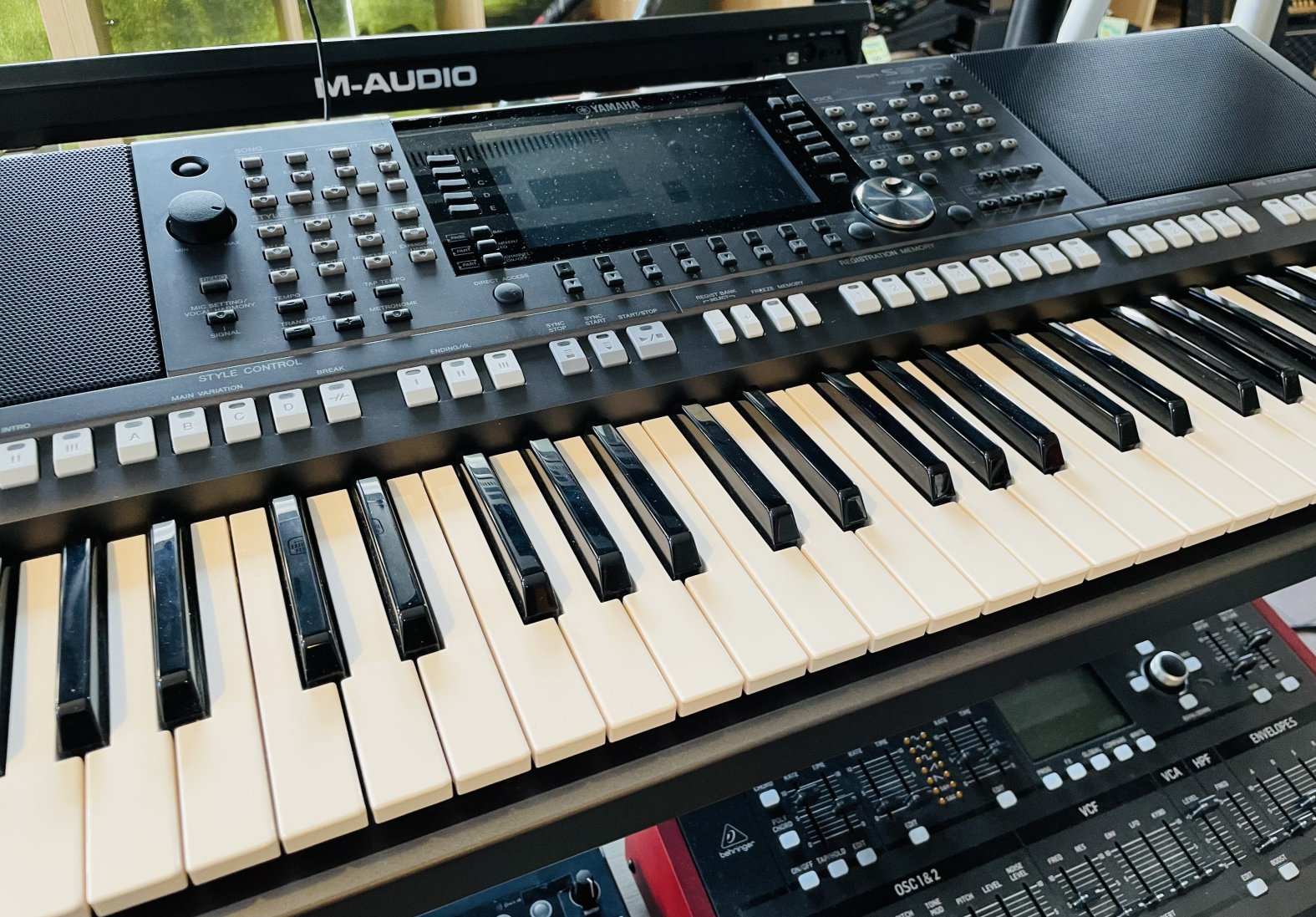 Clavier arrangeur Yamaha PSR-S970 n°ECWN01232, carton d'origine, porte partition, alim, notice – Image 2