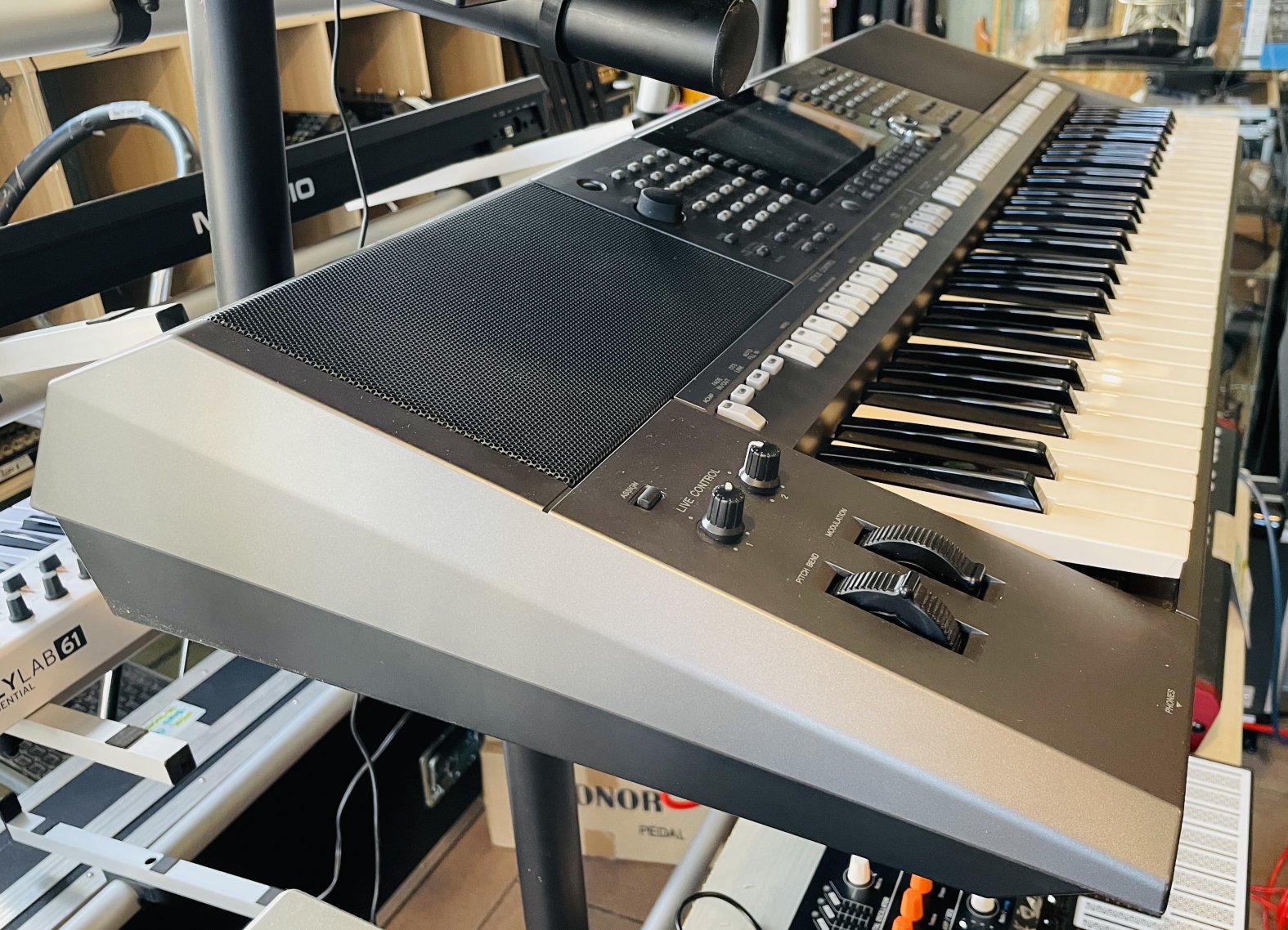 Clavier arrangeur Yamaha PSR-S970 n°ECWN01232, carton d'origine, porte partition, alim, notice – Image 3