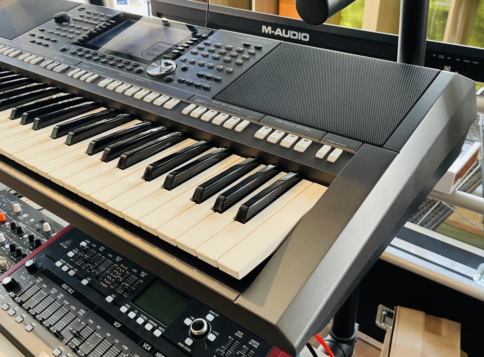 Clavier arrangeur Yamaha PSR-S970 n°ECWN01232, carton d'origine, porte partition, alim, notice – Image 4