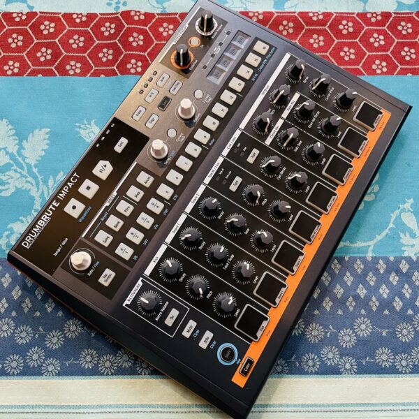 Boite à rythme Arturia Drumbrute Impact n°5601400907040026, alim