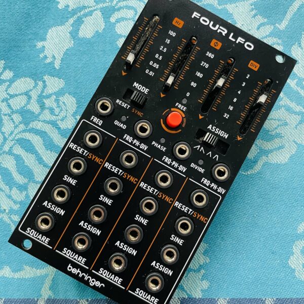Séquenceur pour modulaire Behringer Four LFO n°01002910720ACN, boite et accessoires d’origine