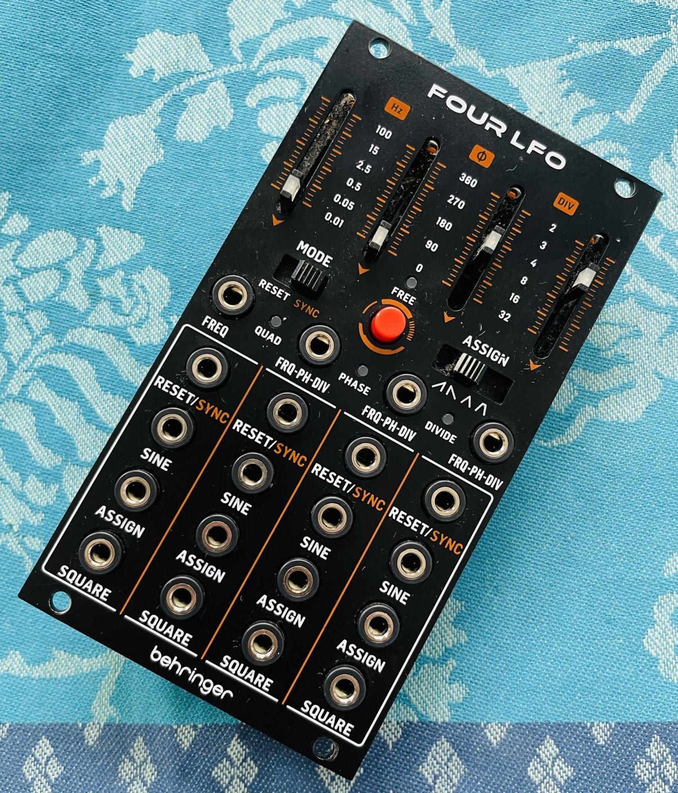 Séquenceur pour modulaire Behringer Four LFO n°01002910720ACN, boite et accessoires d’origine