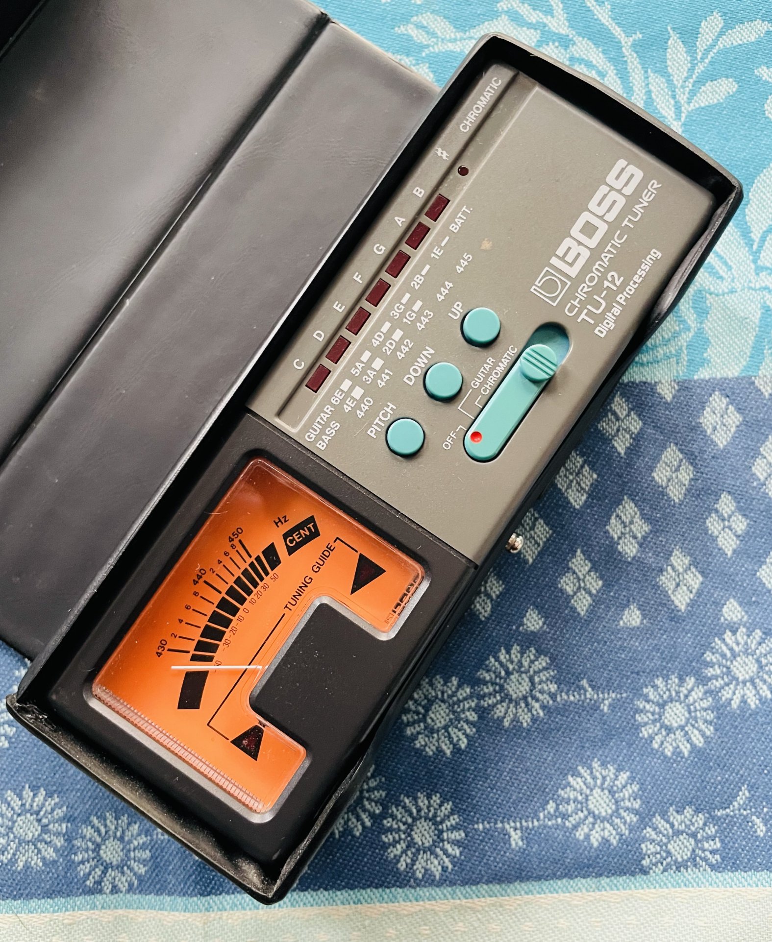 Accordeur chromatique guitare basse Boss TU-12 n°UF80628, housse d’origine sans alim 9V – Image 2