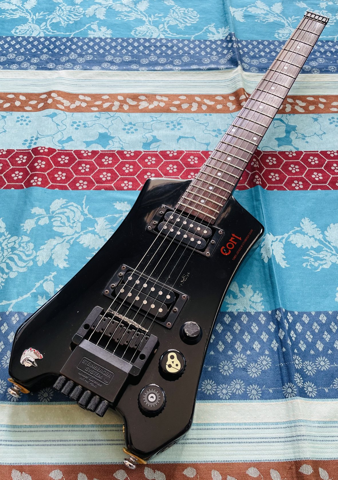Guitare de voyage Cort headless guitar Steinberger Space G2 n°8615394