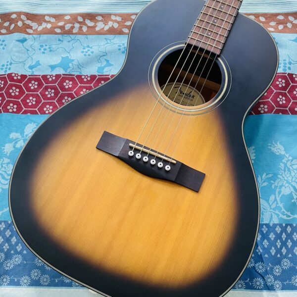 Alternative view of Guitare acoustique parlor Fender CP-100 VSB n°IPS1301221, cordes neuves Martin