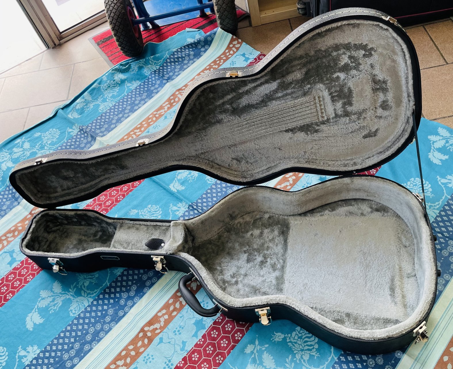 Etui rigide Fender au format guitare dobro Resonator