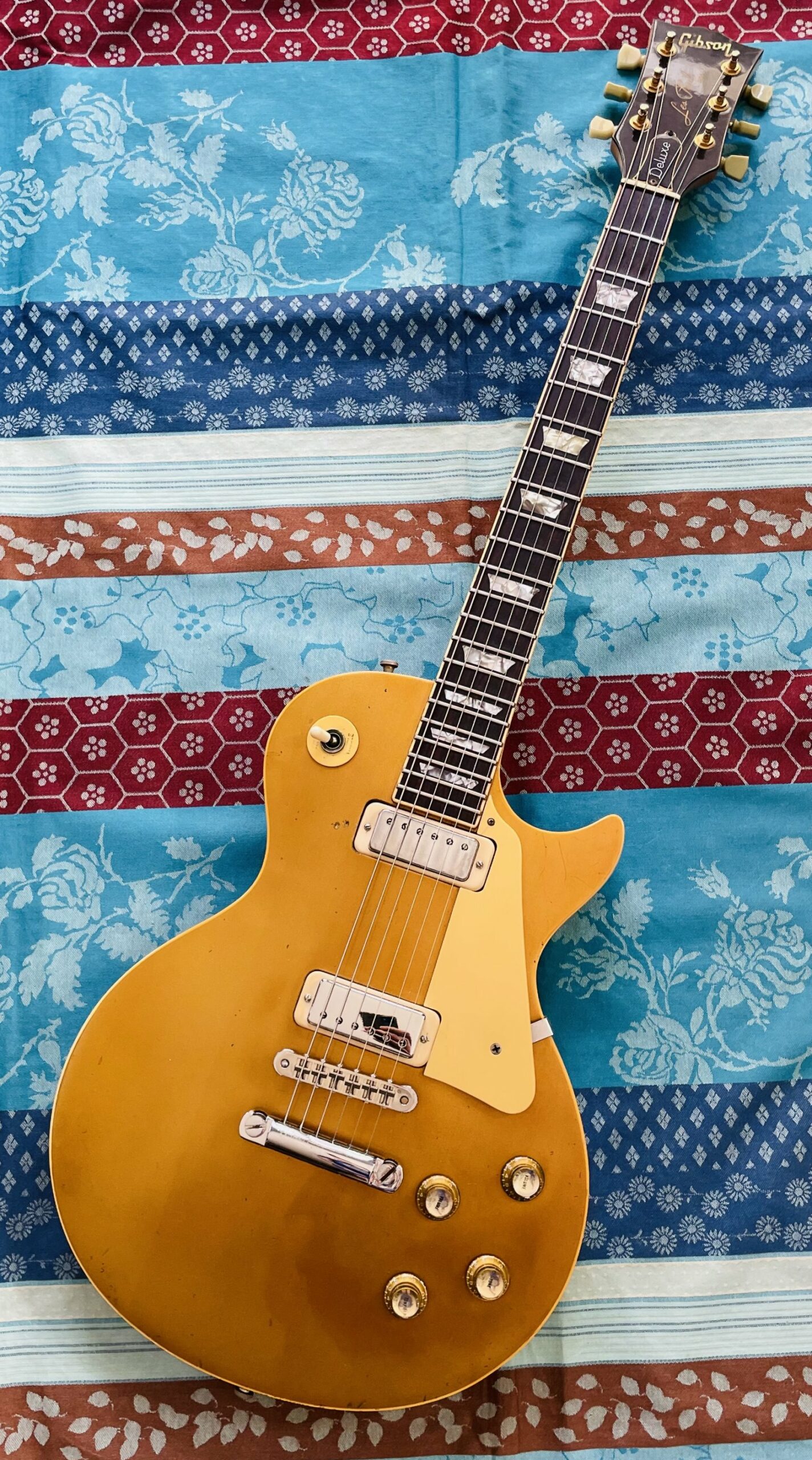 Guitare électrique Gibson Les Paul Deluxe gold top n°73638524 (1978, USA), révision Luthier Thébé (23.06.26)