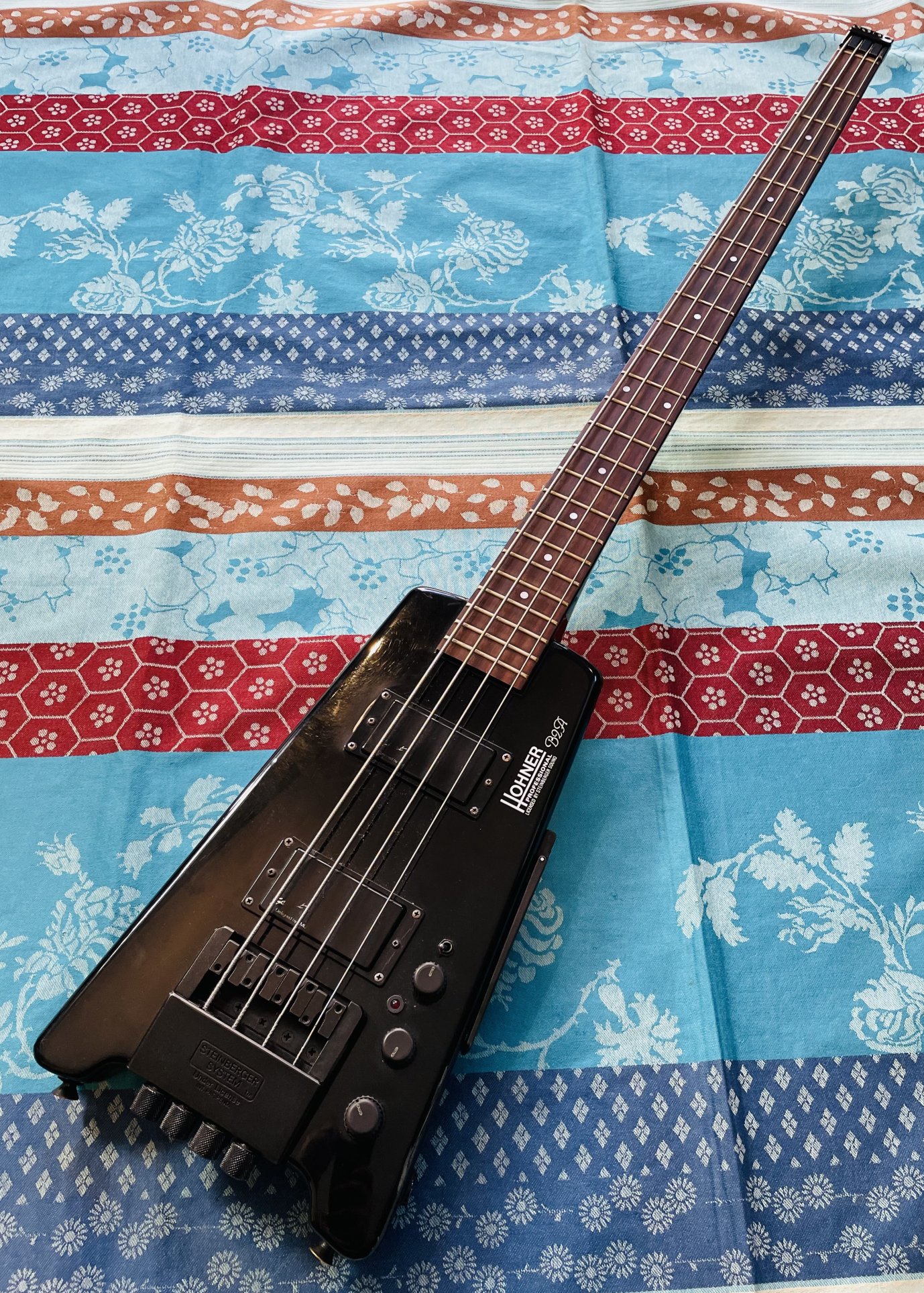Basse électrique active sans tête Hohner B2A BK n°8859491 (Licenced Steinberger), préampli modifié (toujours active), housse Tobago