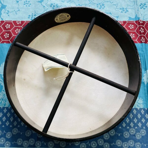 Alternative view of Tambour Irlandais Bodhran Macachy Kearns, boite housse et méthode d’origine