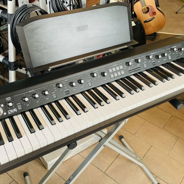 Piano numérique synthé Korg Stage Vintage SV-1 BK n°8101896, porte partition, housse Korg SV + stand + 2 protèges claviers rose et noir ajoutés, alim