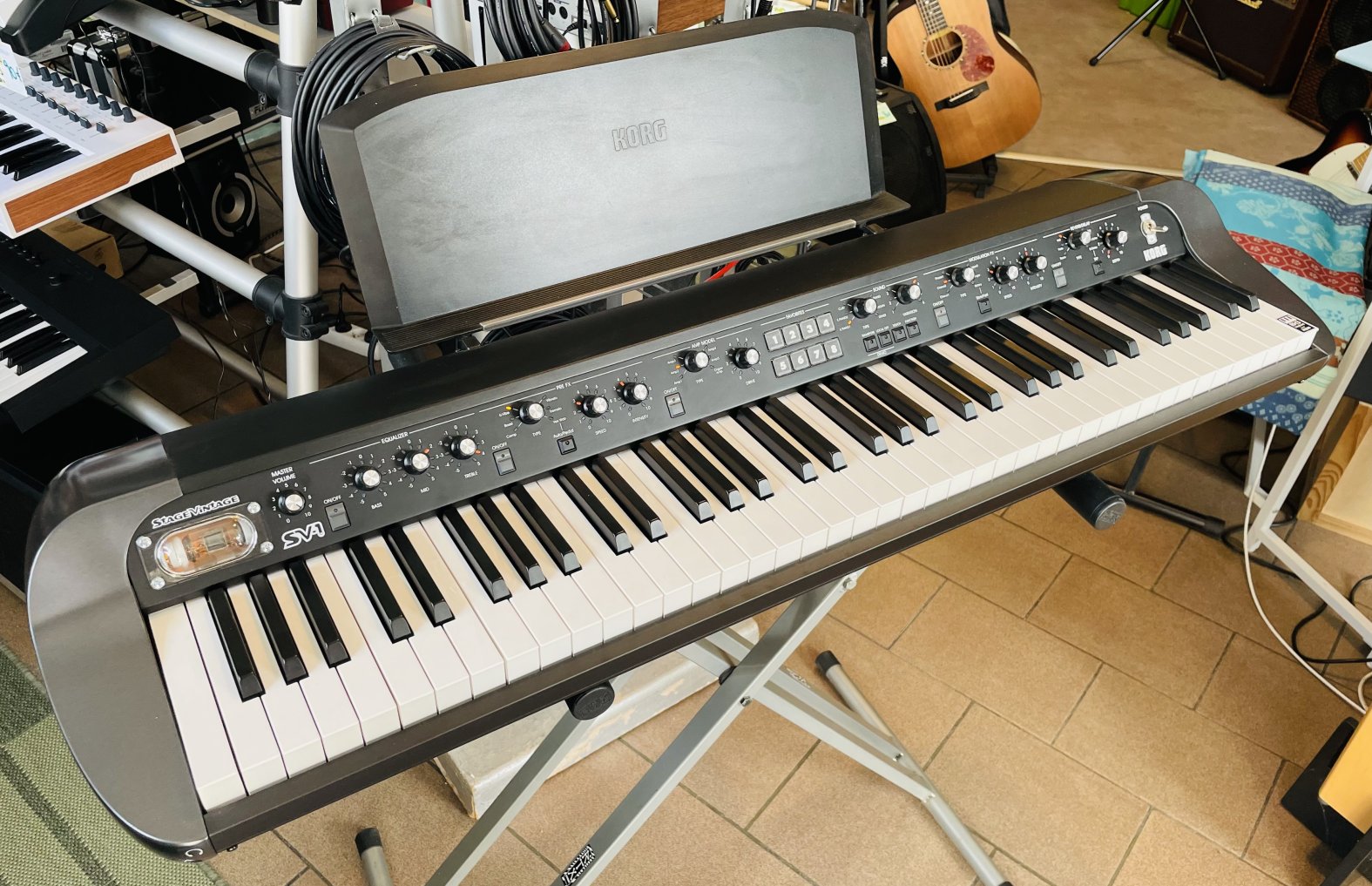 Piano numérique synthé Korg Stage Vintage SV-1 BK n°8101896, porte partition, housse Korg SV + stand + 2 protèges claviers rose et noir ajoutés, alim