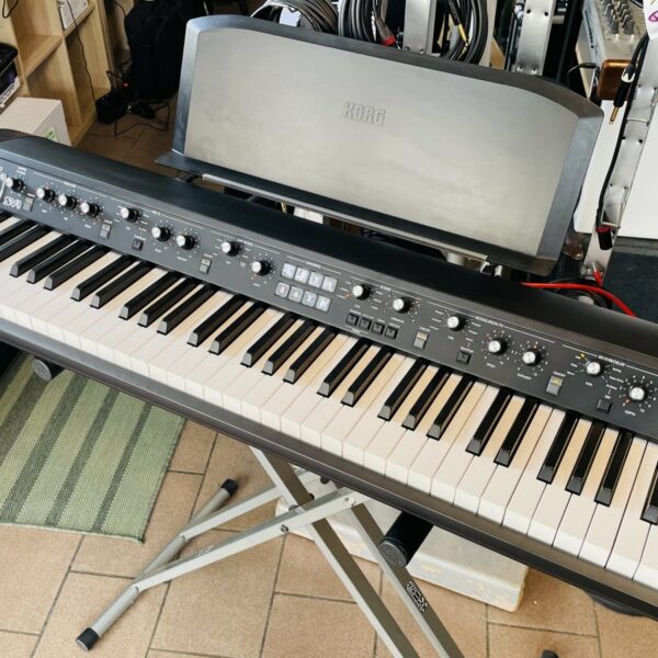 Alternative view of Piano numérique synthé Korg Stage Vintage SV-1 BK n°8101896, porte partition, housse Korg SV + stand + 2 protèges claviers rose et noir ajoutés, alim