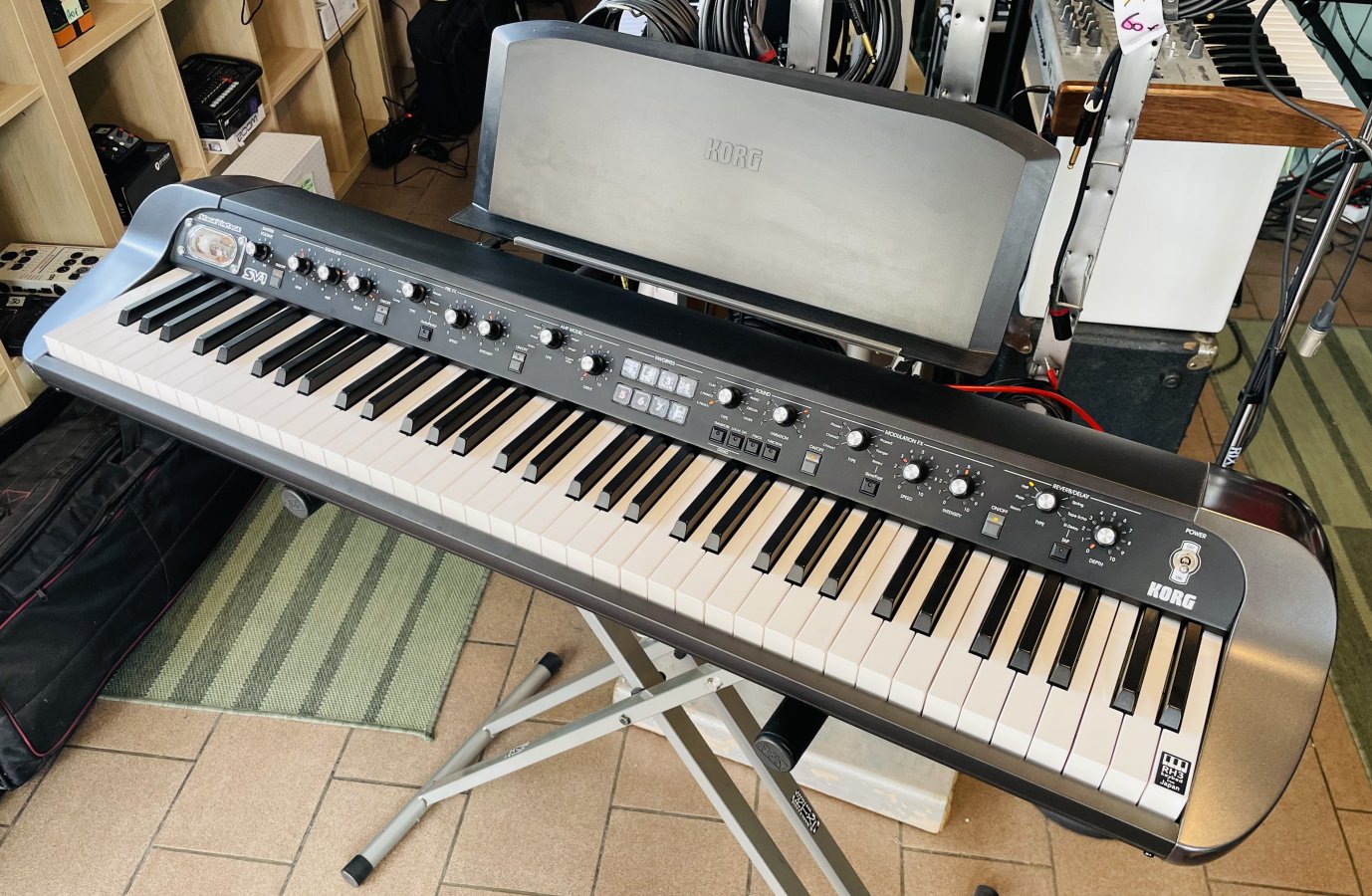 Piano numérique synthé Korg Stage Vintage SV-1 BK n°8101896, porte partition, housse Korg SV + stand + 2 protèges claviers rose et noir ajoutés, alim – Image 2