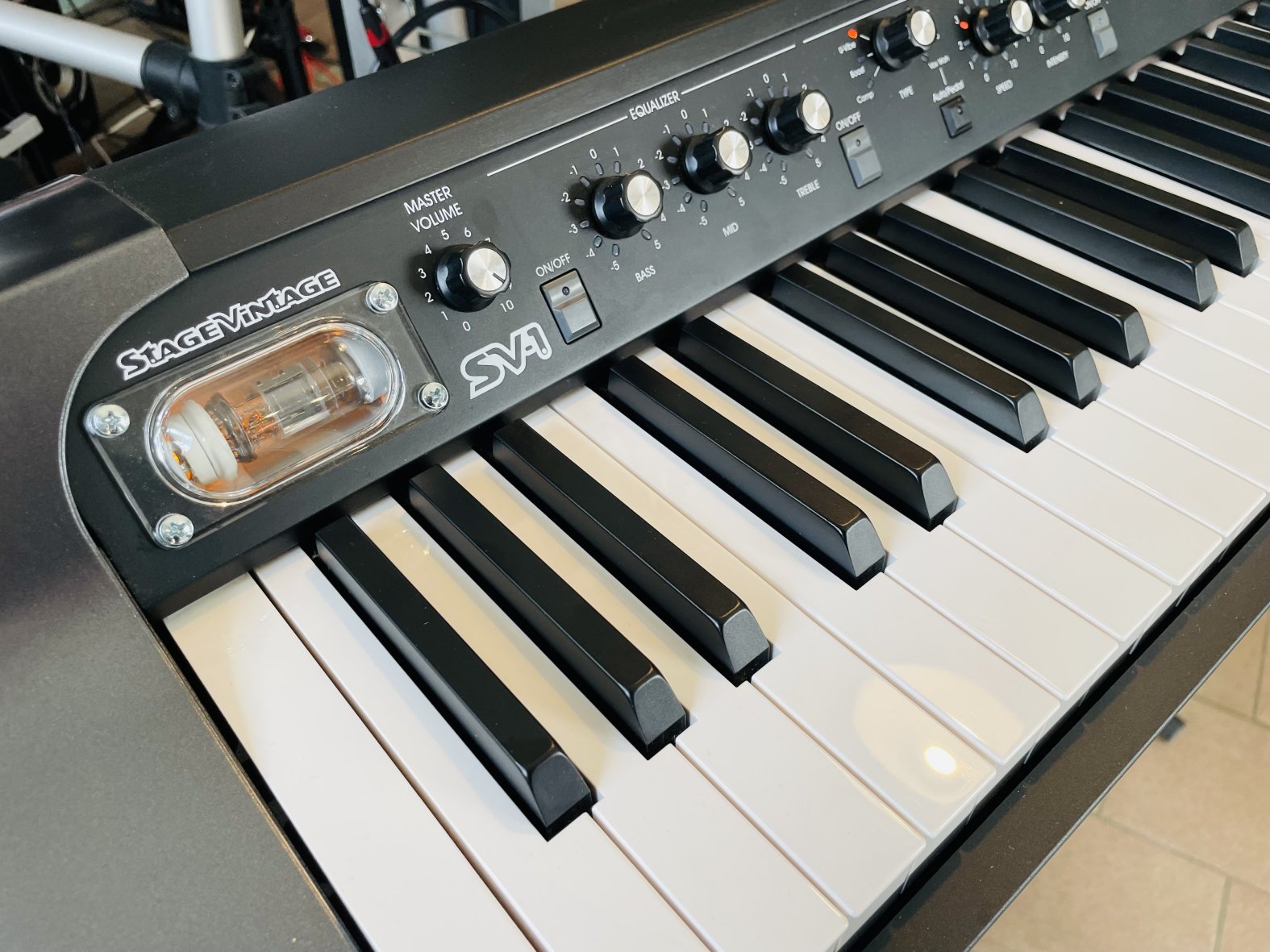 Piano numérique synthé Korg Stage Vintage SV-1 BK n°8101896, porte partition, housse Korg SV + stand + 2 protèges claviers rose et noir ajoutés, alim – Image 3