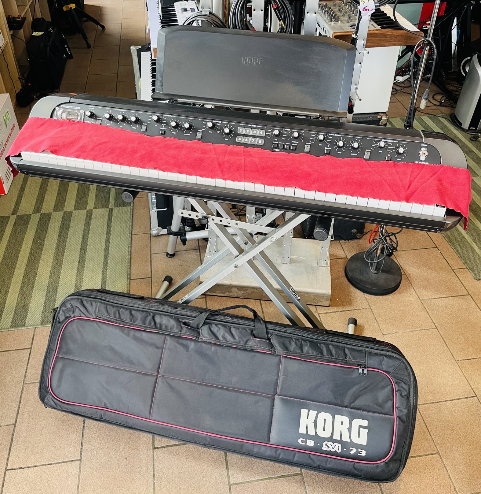Piano numérique synthé Korg Stage Vintage SV-1 BK n°8101896, porte partition, housse Korg SV + stand + 2 protèges claviers rose et noir ajoutés, alim – Image 4
