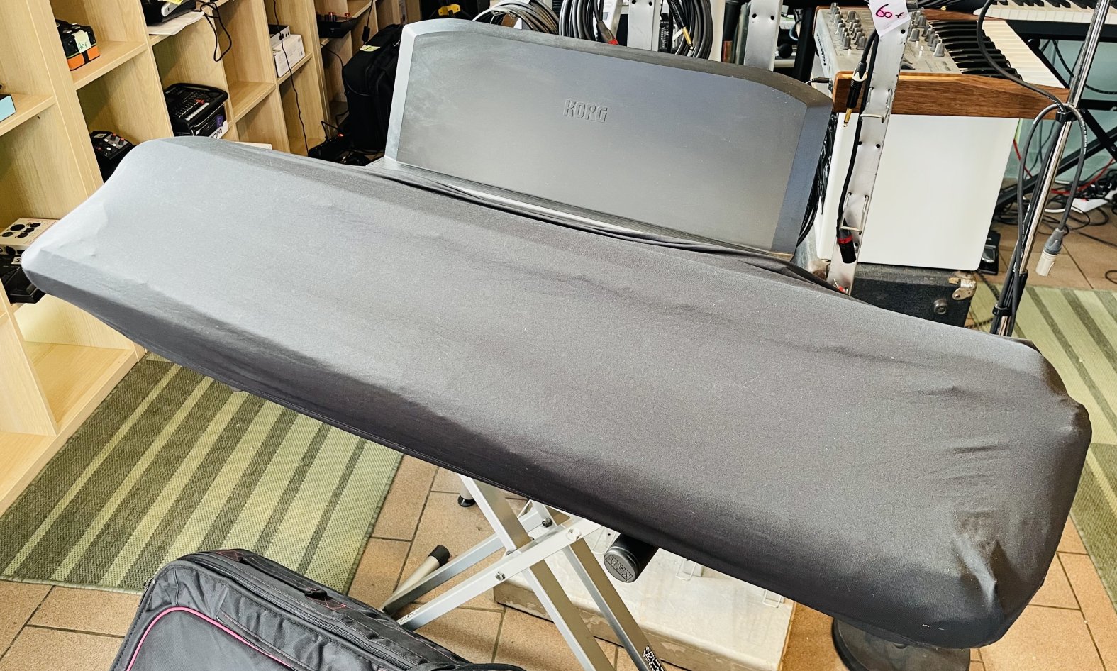 Piano numérique synthé Korg Stage Vintage SV-1 BK n°8101896, porte partition, housse Korg SV + stand + 2 protèges claviers rose et noir ajoutés, alim – Image 5