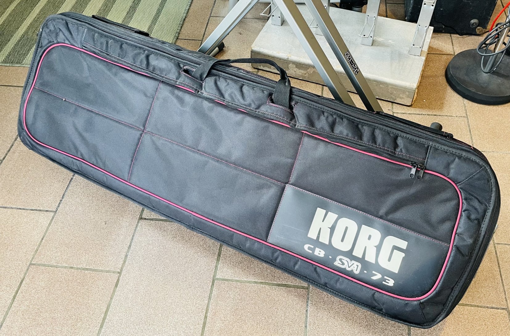 Piano numérique synthé Korg Stage Vintage SV-1 BK n°8101896, porte partition, housse Korg SV + stand + 2 protèges claviers rose et noir ajoutés, alim – Image 6