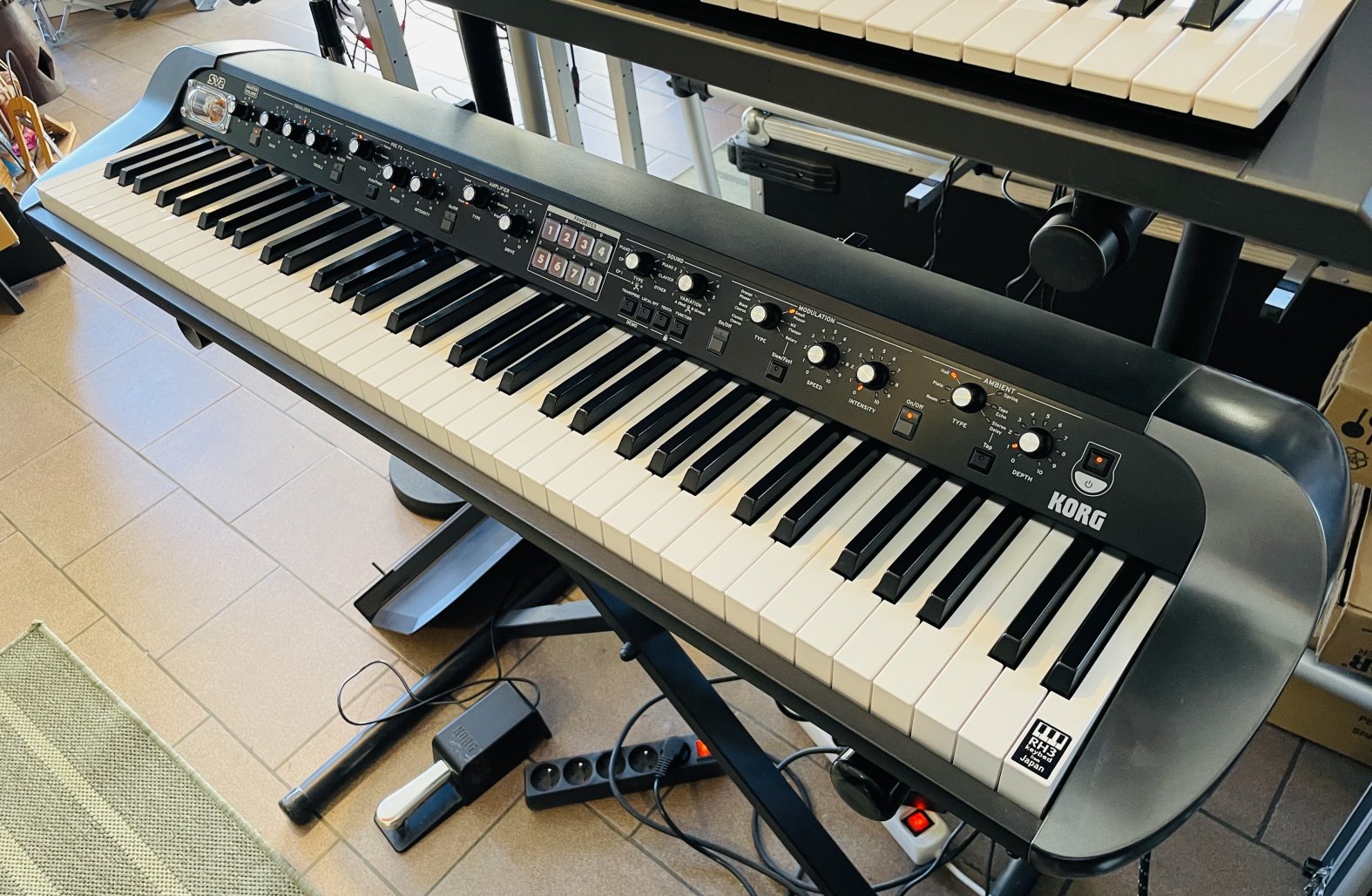 Piano numérique synthé Korg Stage Vintage SV-2 BK n°00001837, pédale sustain, porte partition, alim