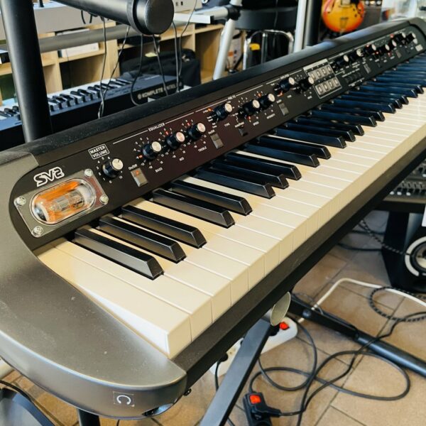 Alternative view of Piano numérique synthé Korg Stage Vintage SV-2 BK n°00001837, pédale sustain, porte partition, alim