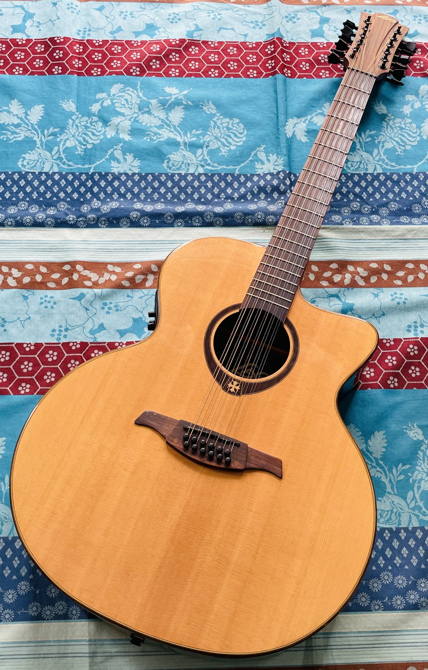 Guitare électro-acoustique 12 cordes Lâg T400 J12CE n°1206WE114692