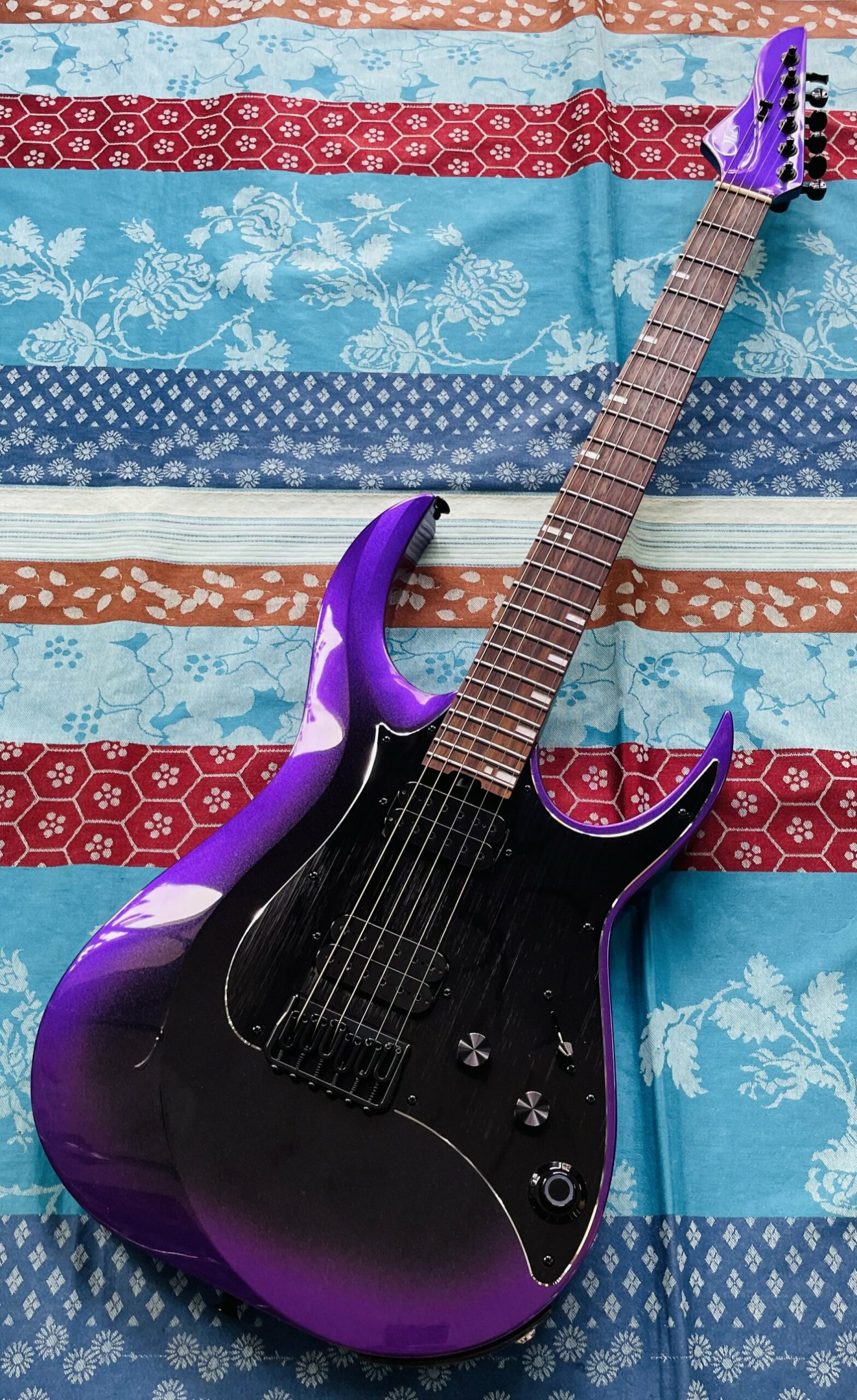 Guitare électrique avec système d’effets GTRS intégré Mooer GTRS 800 Modern Dark Purple, accessoires, housse Mooer d’origine