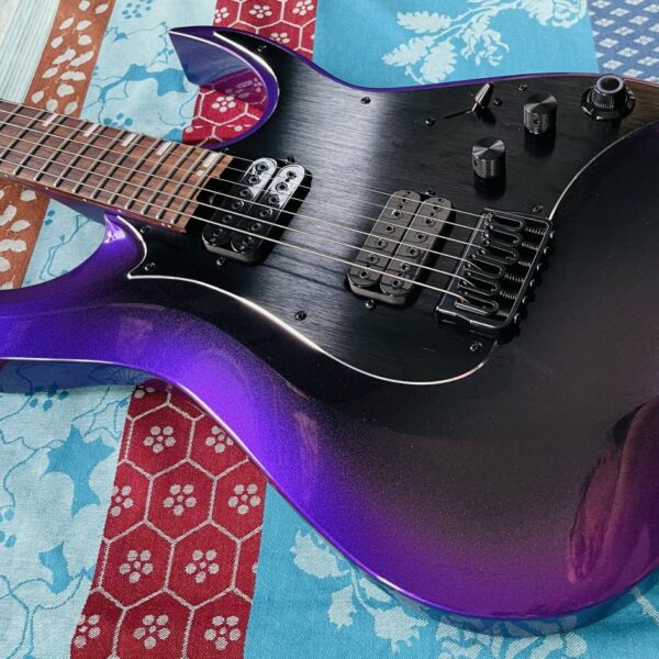 Alternative view of Guitare électrique avec système d’effets GTRS intégré Mooer GTRS 800 Modern Dark Purple, accessoires, housse Mooer d’origine