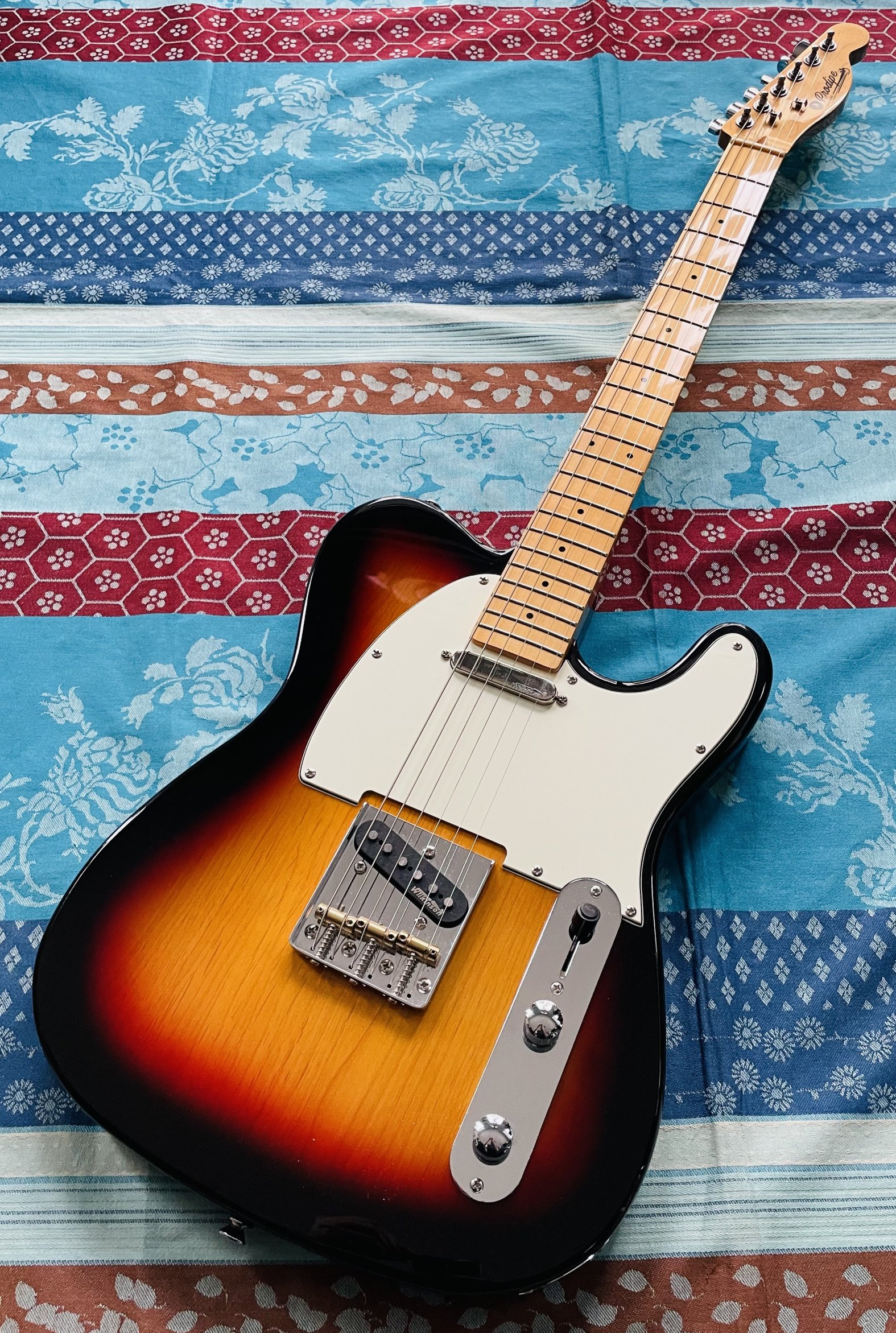 Guitare électrique Prodipe telecaster TC80 sunburst , upgradée micros Wilkinson, pontets, prise jack, réglages luthier Thébé, housse Thomann