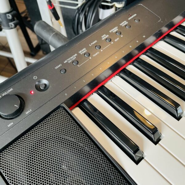 Alternative view of Piano numérique portable Yamaha NP-11 n°EBRP02395, alim, porte partition