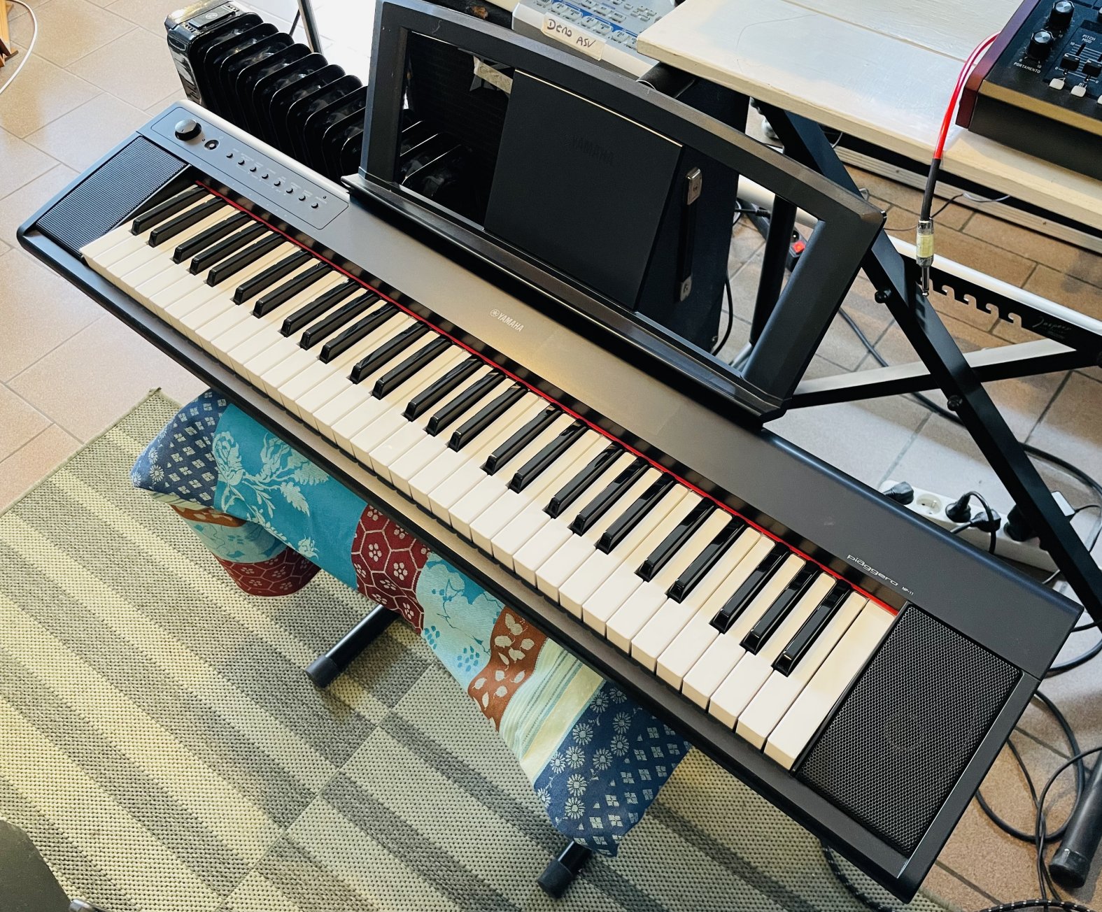 Piano numérique portable Yamaha NP-11 n°EBRP02395, alim, porte partition – Image 3