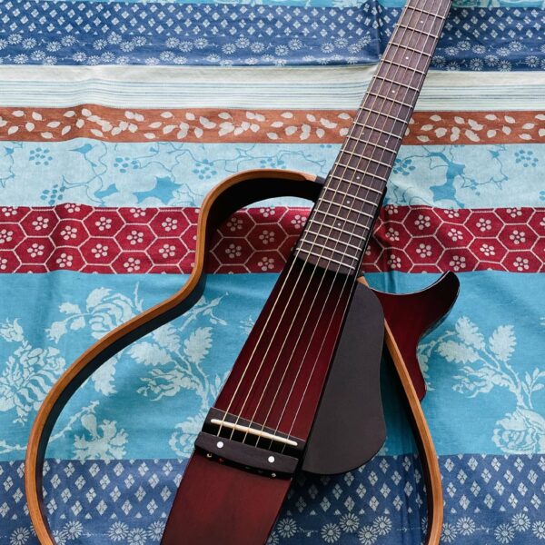 Guitare de voyage Yamaha SLG200S Silent Crimson Red n°IKN100915, housse et écouteurs Yamaha