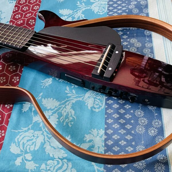 Alternative view of Guitare de voyage Yamaha SLG200S Silent Crimson Red n°IKN100915, housse et écouteurs Yamaha
