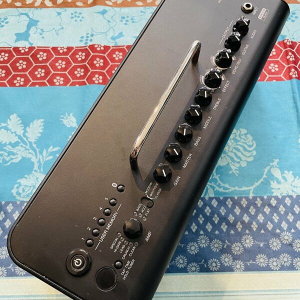 Alternative view of Ampli guitare Yamaha THR30Ii Wireless Black n°T573382VX, housse Yamaha THRBG1, footswitch sans fil X-Sonic Airstep YT n°478637327575 avec housse, Line 6 Relay G10TII wireless transmitter n°W1T0M7104020985 avec housse