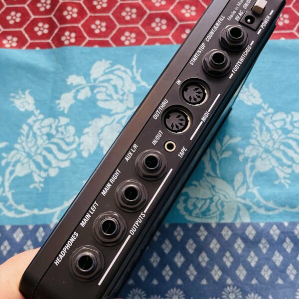 Boite à rythme Alesis SR-16 n°A21001010001796, boite et alim, valise grise – Image 3
