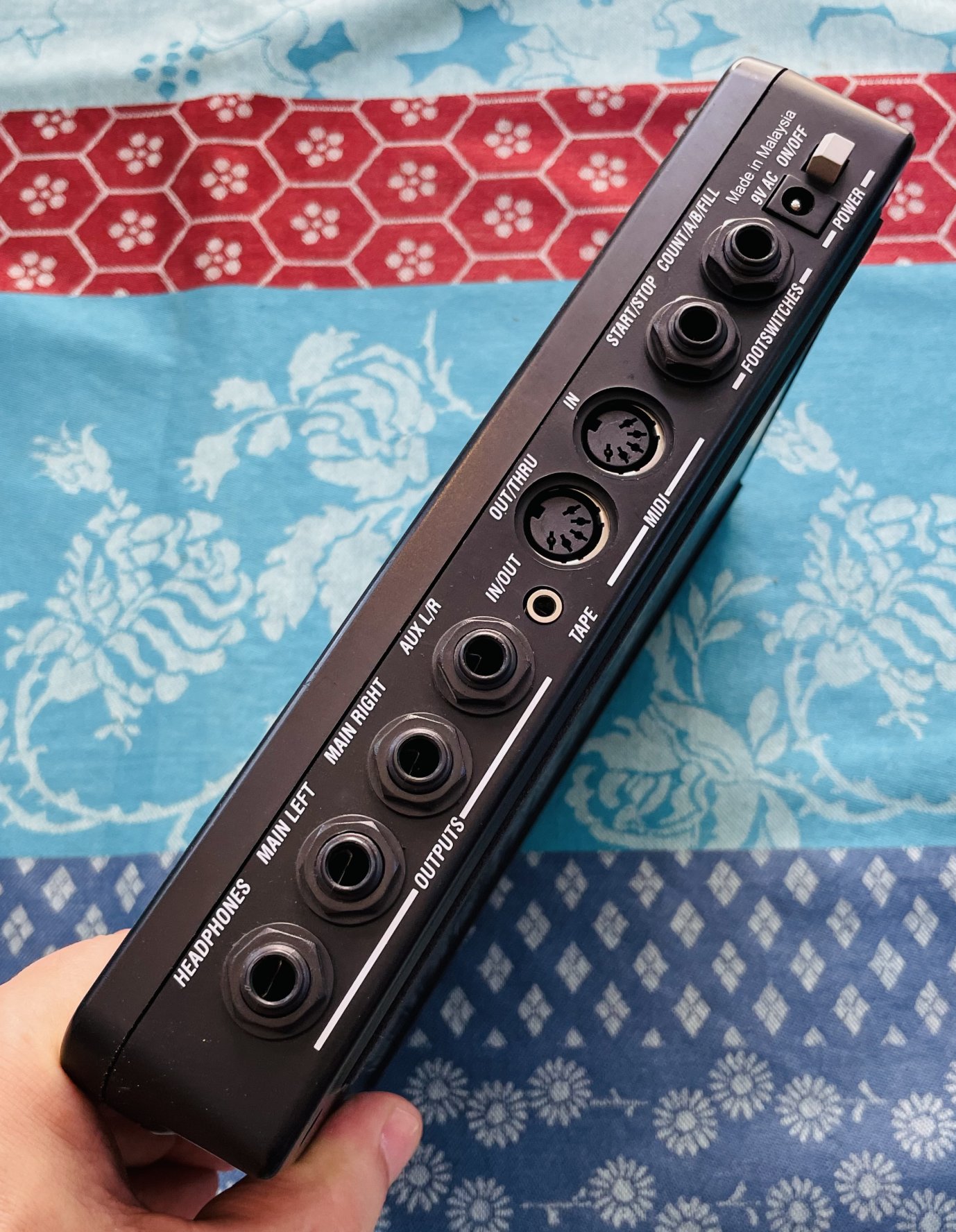 Boite à rythme Alesis SR-16 n°A21001010001796, boite et alim, valise grise – Image 3