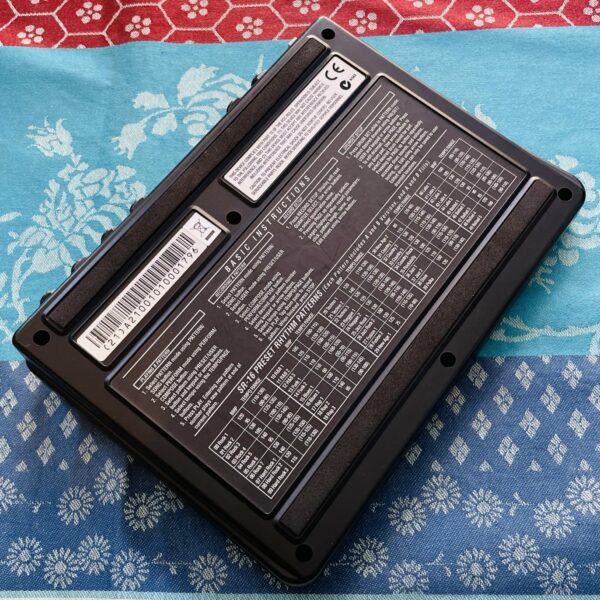 Boite à rythme Alesis SR-16 n°A21001010001796, boite et alim, valise grise – Image 4