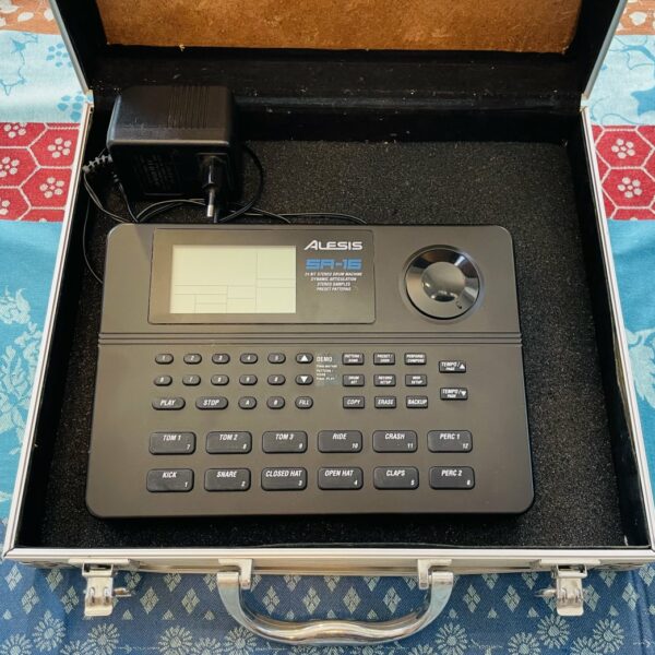Boite à rythme Alesis SR-16 n°A21001010001796, boite et alim, valise grise – Image 6